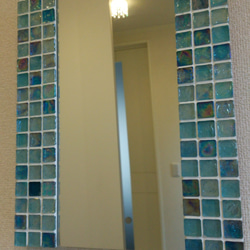 壁掛けミラー ガラスモザイクタイルブルー 2枚目の画像