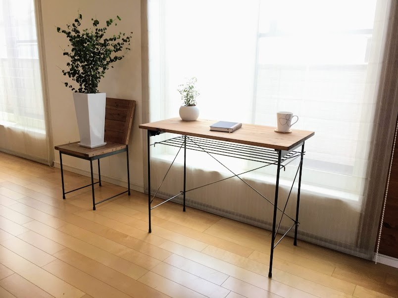 【OD】杉とアイアンの折りたたみテーブル【ハンドメイド家具】 杉無垢材の折りたたみテーブル | iichi 日々の暮らしを心地よく