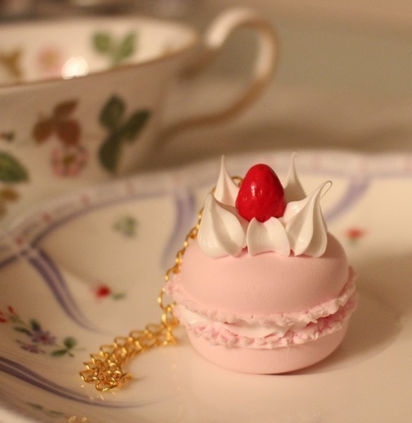 送料無料♡イチゴとホイップクリームのピンクのマカロンバッグチャーム