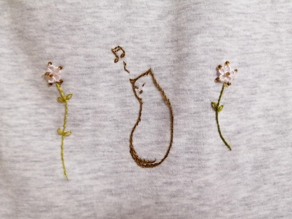 手刺繍Tシャツ　半袖　花と猫　霜降りグレイ　Lサイズ 2枚目の画像