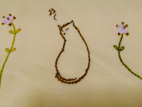 手刺繍Tシャツ　半袖　花と猫　黄色　Sサイズ 2枚目の画像