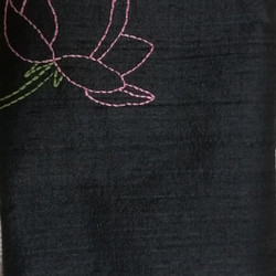 手刺繍のシルク製サコッシュ　赤黒のコンビ 4枚目の画像