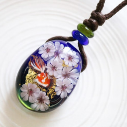 桜と金魚のとんぼ玉ガラスペンダント金箔入り 1枚目の画像