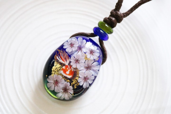 桜と金魚のとんぼ玉ガラスペンダント金箔入り 1枚目の画像