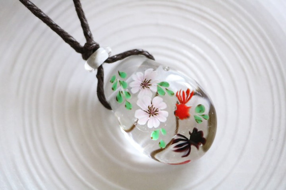 桜と金魚のとんぼ玉ガラスペンダント 1枚目の画像