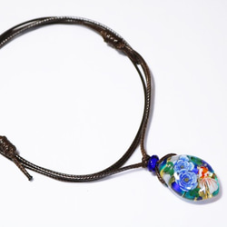 牡丹(青)と金魚のとんぼ玉ガラスペンダント　金箔入り 4枚目の画像