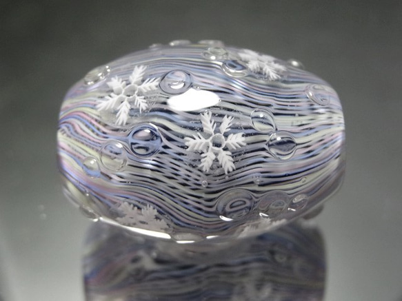 雪の結晶のとんぼ玉（ガラス玉） 2枚目の画像
