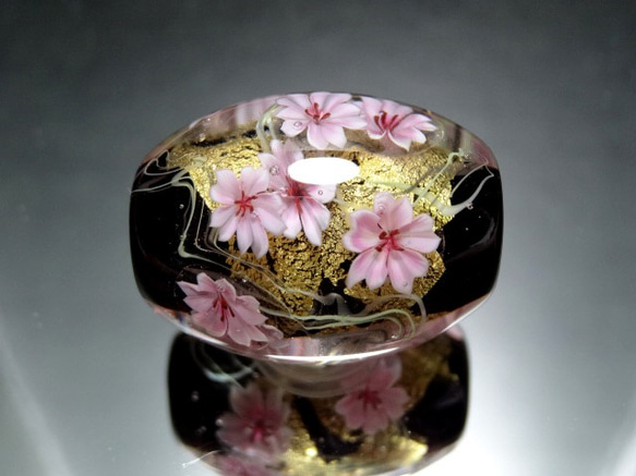 桜のとんぼ玉（ガラス玉）金箔入り 3枚目の画像