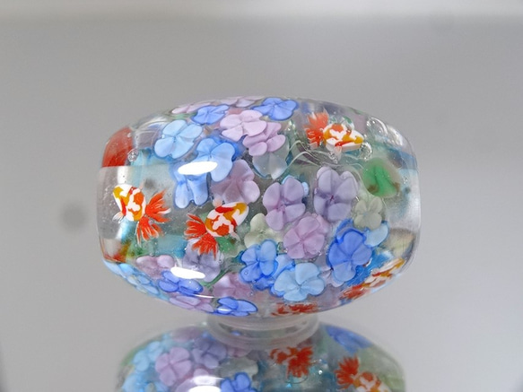 紫陽花と金魚のとんぼ玉（ガラス玉） 2枚目の画像