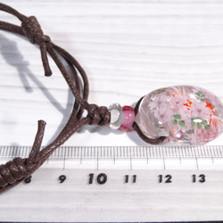 桜と金魚重ねのとんぼ玉ガラスペンダント 3枚目の画像