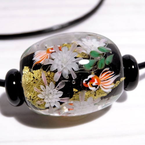 月下美人と金魚のとんぼ玉（ガラス玉）金箔入り ネックレス