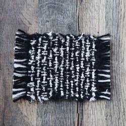 モノトーンのふさふさ裂織りで作った手織りのミニマット 6枚目の画像