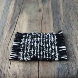 モノトーンのふさふさ裂織りで作った手織りのミニマット 2枚目の画像
