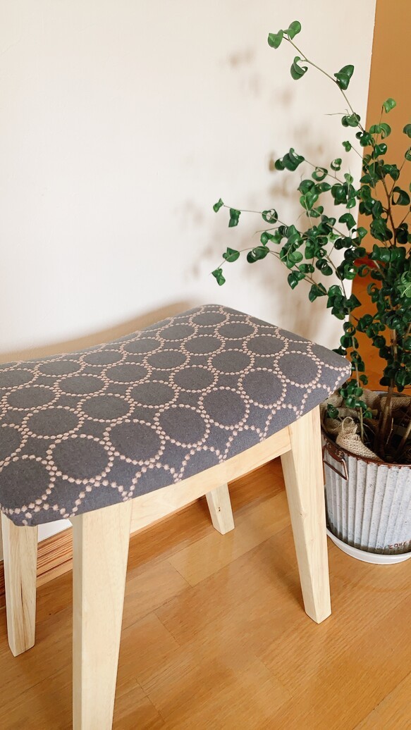 ★製作実績累計１０００脚を超えました。脚色クリアー緊急入荷！北欧 天然木材スツールタンバリン　ミナペルホネン