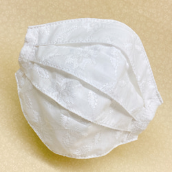 職人ハンドメイド　マスクカバー　白C ダブルガーゼ　スーパーフィット　刺繍　白 1枚目の画像