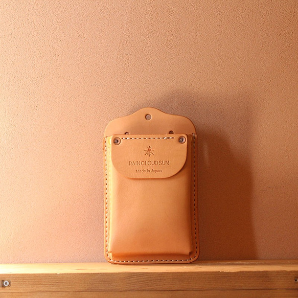 【名入れ無料】日焼けヌメ革のポケットケース 2枚目の画像