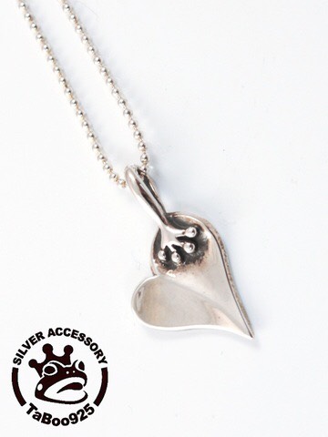 蛙手ハートペンダント