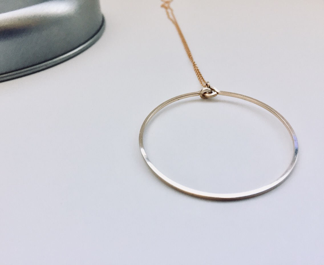 大きめマルチャームのロングネックレス