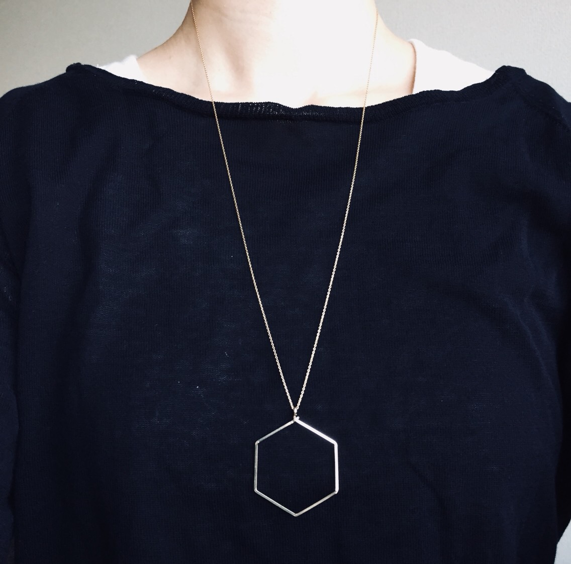 大きめ六角チャームのロングネックレス