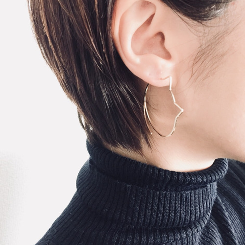 nach 猫 フープピアス NACH（ナッシュ）の「【NACH(ナッシュ)】ネコ三角フープピアス