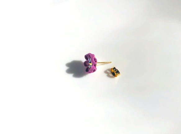 スミレ色✳︎小さな紫のお花のピアス✳︎つまみ細工 3枚目の画像