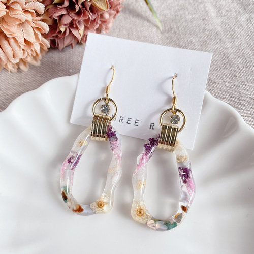 ドライフラワー入り 変形フープ レジンピアス ピアス（フープ） three 