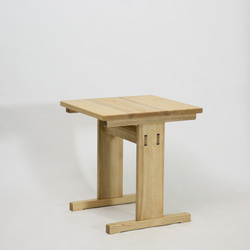 小さなテーブルもしくは机 1枚目の画像