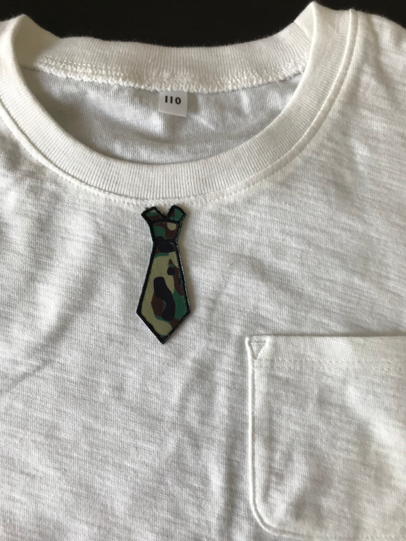 小さい迷彩ネクタイ刺繍アイロンワッペン 1枚目の画像