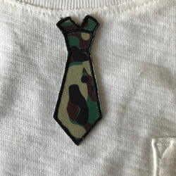 小さい迷彩ネクタイ刺繍アイロンワッペン 2枚目の画像
