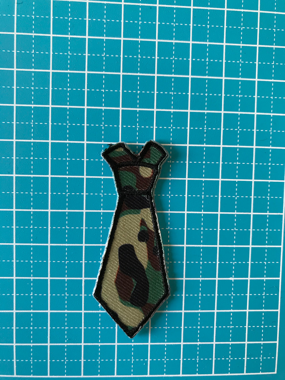 小さい迷彩ネクタイ刺繍アイロンワッペン 3枚目の画像
