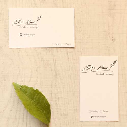 名入れ】名刺サイズのアクセサリー台紙 No.13 羽根ペンイラスト入り  