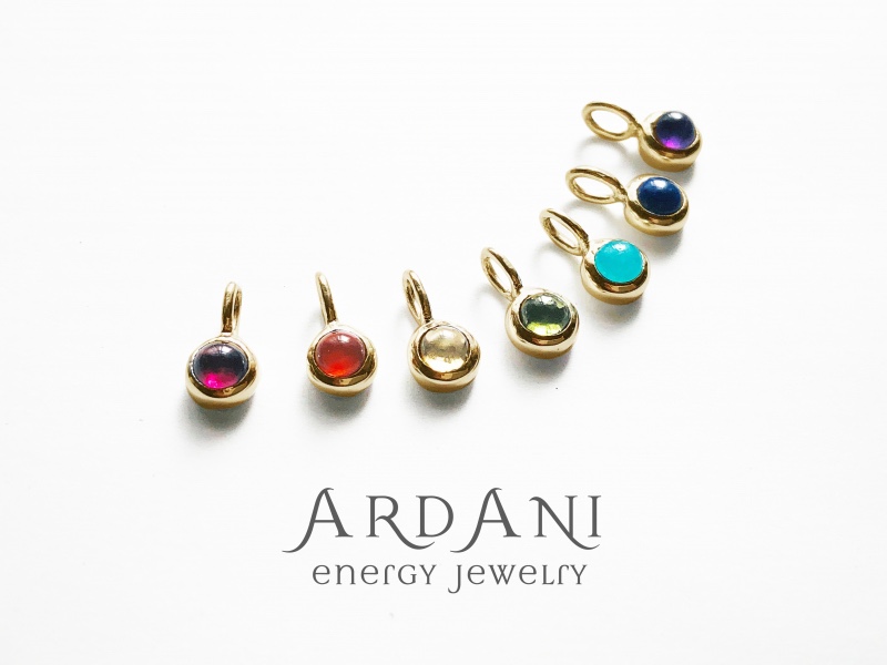 受注生産のみ・18金チャクラプチペンダントトップ/7色【ARDANI energy jewelry】