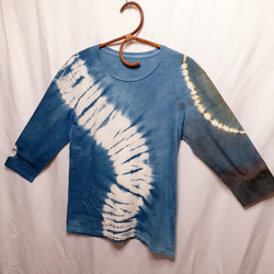 手染めの七分袖Tシャツ（藍染・ベンガラ染め） 2枚目の画像