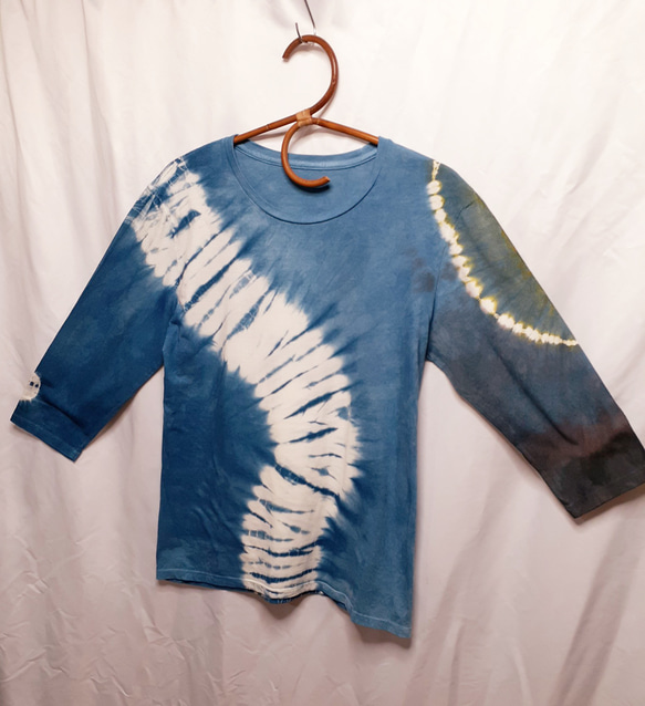 手染めの七分袖Tシャツ（藍染・ベンガラ染め） 2枚目の画像