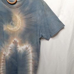 淡い月と山の手染めTシャツ・兼用Lサイズ（藍染＆ベンガラ染め） 1枚目の画像