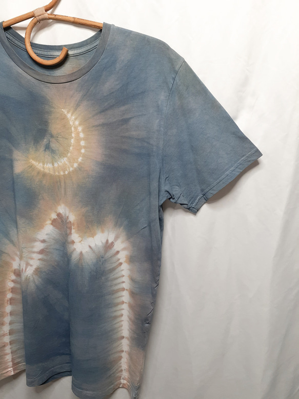 淡い月と山の手染めTシャツ・兼用Lサイズ（藍染＆ベンガラ染め） 1枚目の画像