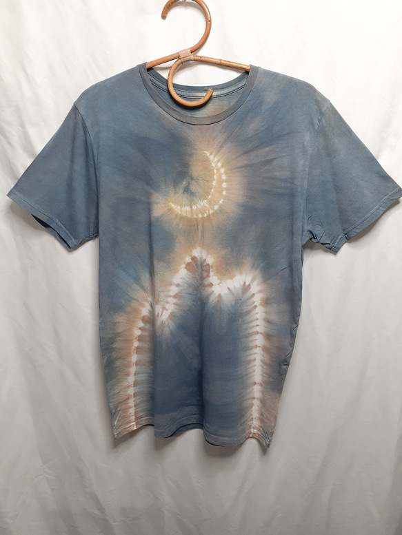 淡い月と山の手染めTシャツ・兼用Lサイズ（藍染＆ベンガラ染め） 2枚目の画像
