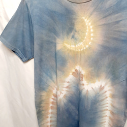 淡い月と山の手染めTシャツ・兼用Lサイズ（藍染＆ベンガラ染め） 3枚目の画像