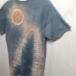 淡い月と山の手染めTシャツ・兼用Lサイズ（藍染＆ベンガラ染め） 5枚目の画像