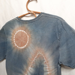 淡い月と山の手染めTシャツ・兼用Lサイズ（藍染＆ベンガラ染め） 6枚目の画像