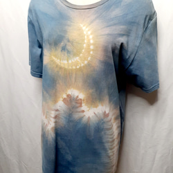 淡い月と山の手染めTシャツ・兼用Lサイズ（藍染＆ベンガラ染め） 8枚目の画像