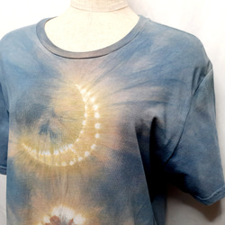 淡い月と山の手染めTシャツ・兼用Lサイズ（藍染＆ベンガラ染め） 9枚目の画像