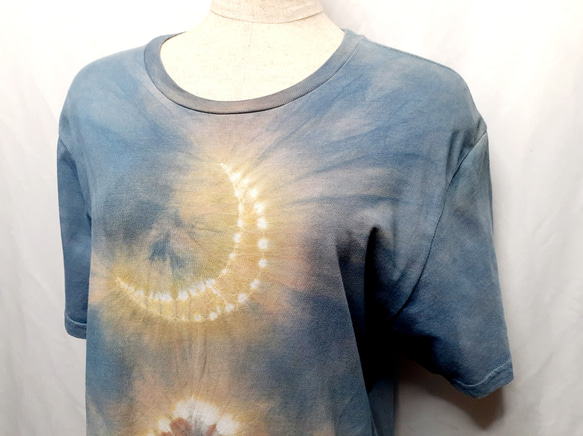 淡い月と山の手染めTシャツ・兼用Lサイズ（藍染＆ベンガラ染め） 9枚目の画像
