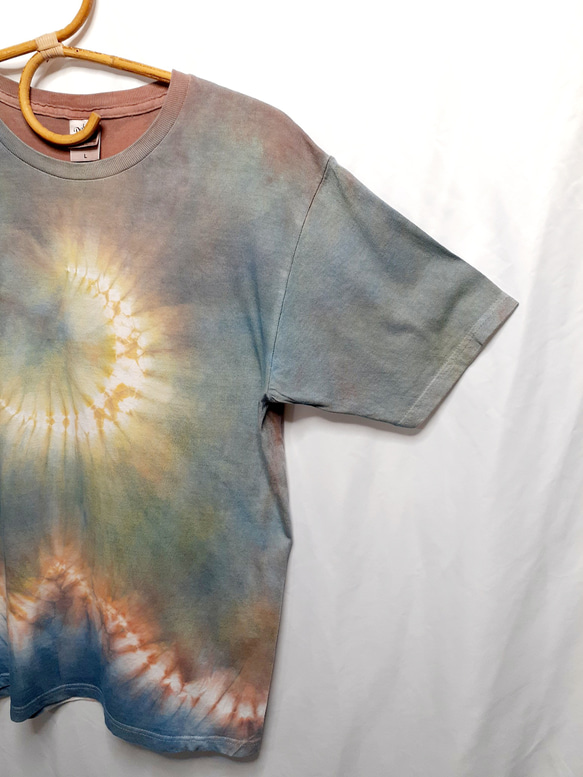 淡い月と山の手染めTシャツ（藍染＆ベンガラ染め） 1枚目の画像