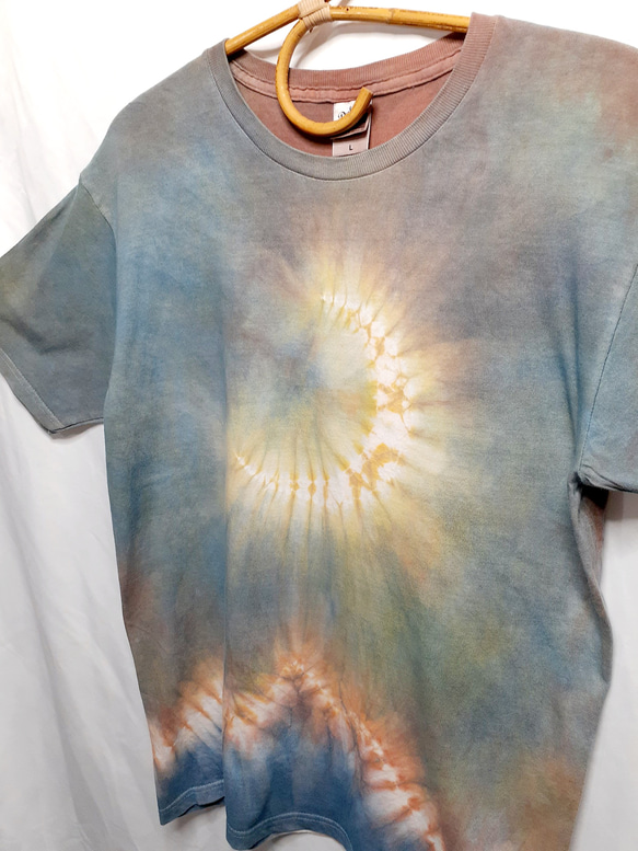淡い月と山の手染めTシャツ（藍染＆ベンガラ染め） 3枚目の画像