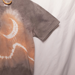月と山の手染めTシャツ・兼用Lサイズ（ベンガラ染め） 1枚目の画像