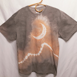 月と山の手染めTシャツ・兼用Lサイズ（ベンガラ染め） 3枚目の画像