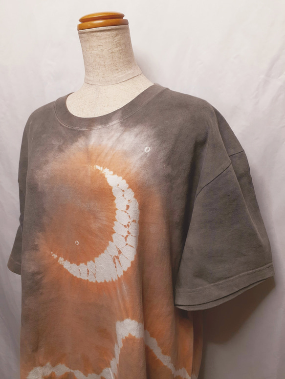 月と山の手染めTシャツ・兼用Lサイズ（ベンガラ染め） 5枚目の画像