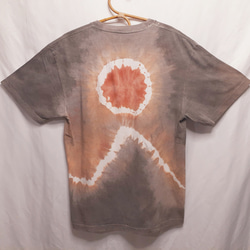 月と山の手染めTシャツ・兼用Lサイズ（ベンガラ染め） 7枚目の画像