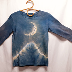 静かな月と山・手染めの七分Tシャツ（藍染・ベンガラ染め） 3枚目の画像